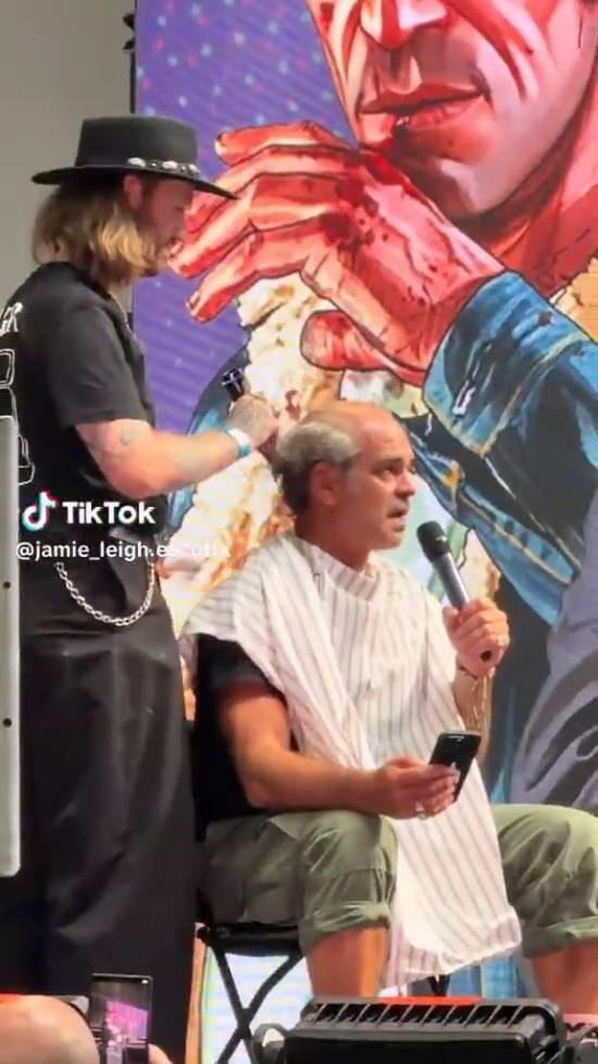 《三男一狗》崔佛演员漫展被剃成大光头 视频爆火